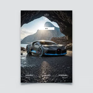 Poster Bugatti Divo gris mat et bleu sous une arche rocheuse plage de galets.