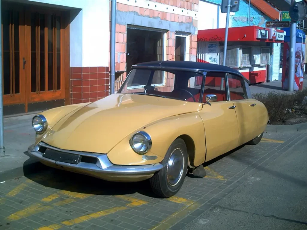 Photo d'une Citroën DS 19 beige, tête de grenouille
