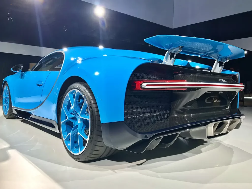 Photo vue arrière de la Bugatti Chiron bleue dans un salon automobile