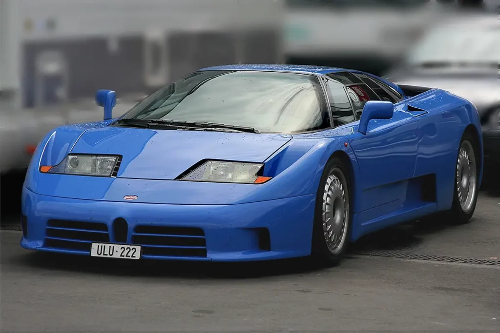 Photo d'une Bugatti EB110 bleue garée