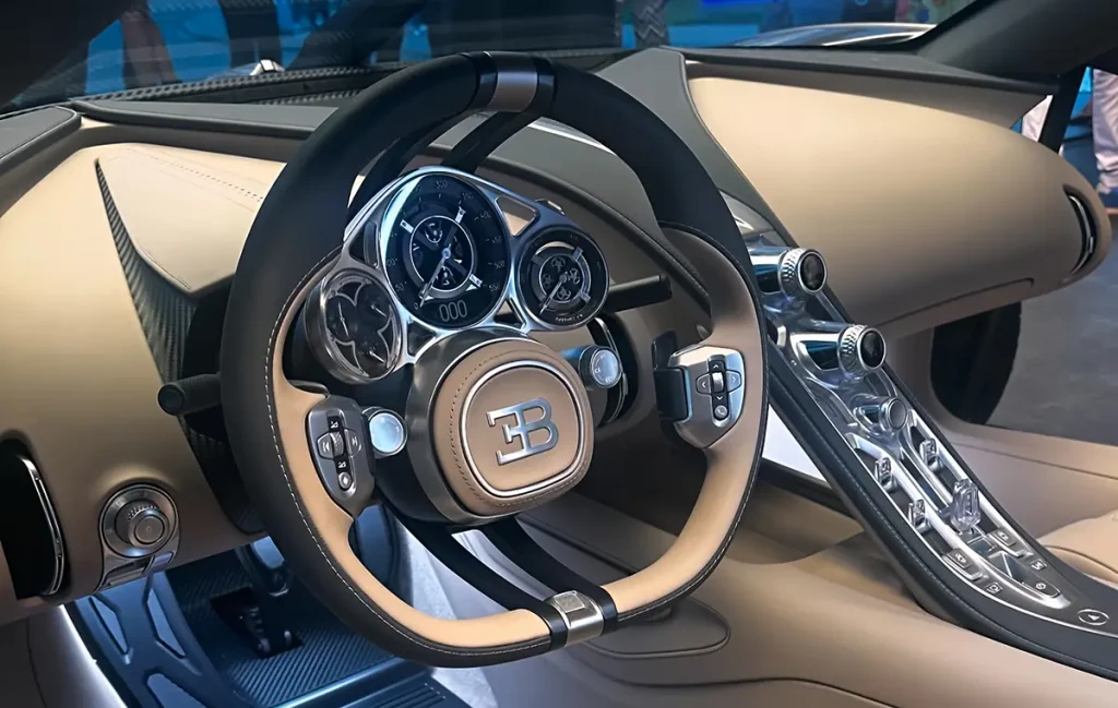 Photo de l'intérieur luxueux de la Bugatti Tourbillon, cuir beige