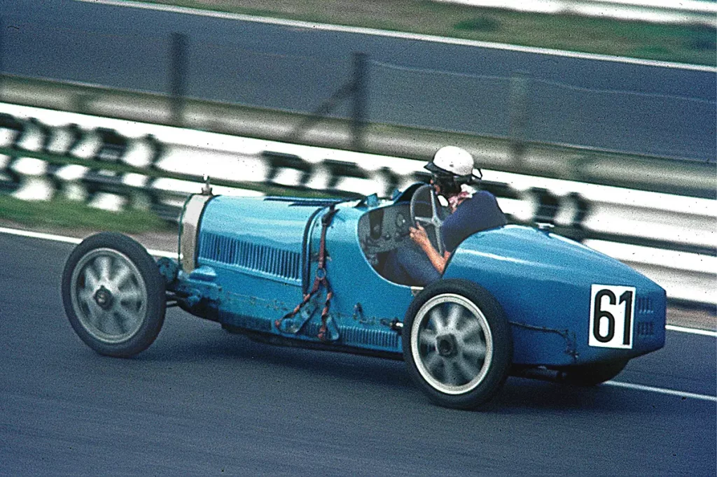 Photo d'une Bugatti Type 35 sur un circuit, vue arrière