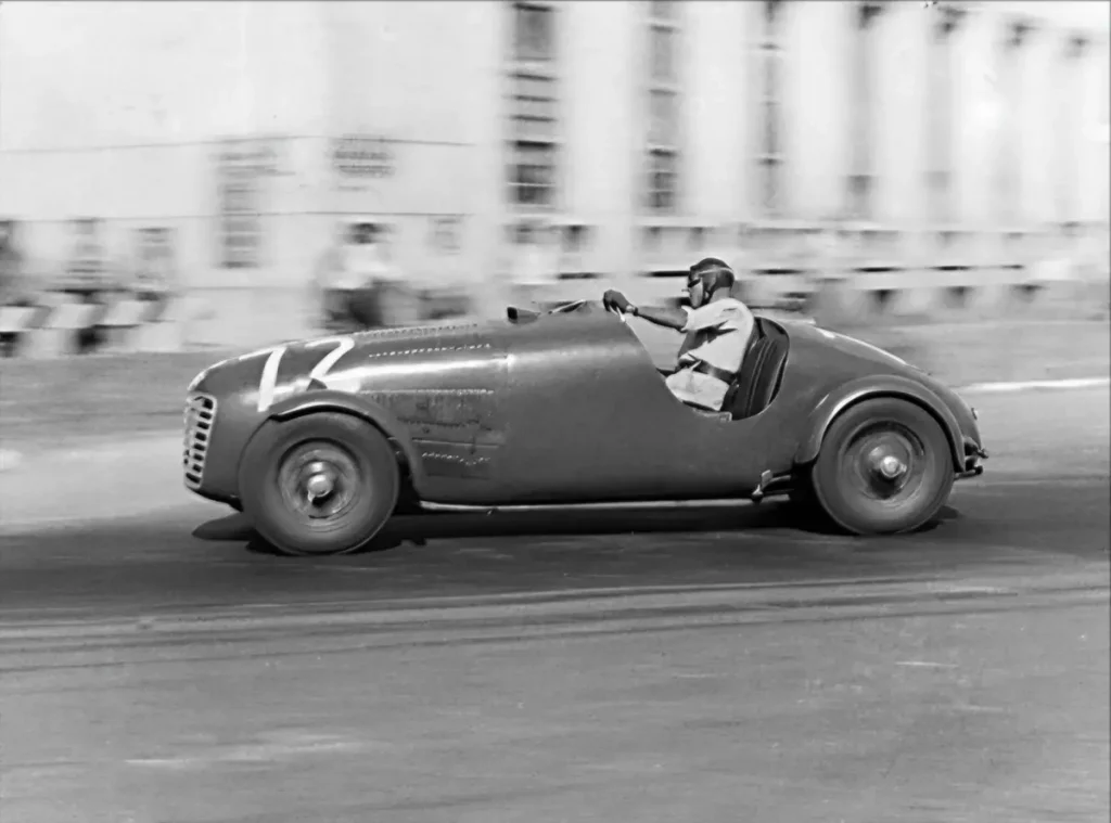 Photo noir et blanc d'une Ferrari 125 S sur un circuit
