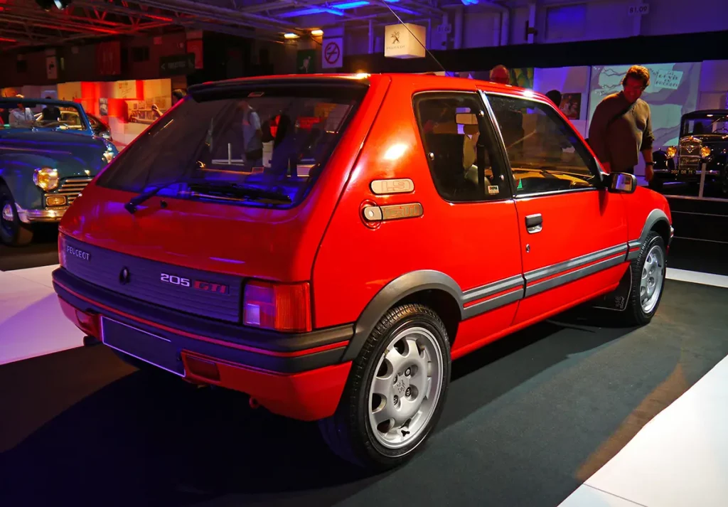 Photo 3/4 arrière d'une Peugeot 205 GTI rouge