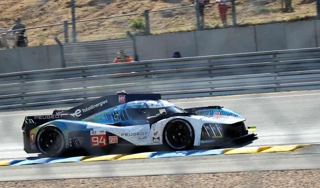 Photo de la Peugeot 9X8 au 24 heures du Mans 2023, vue de profil