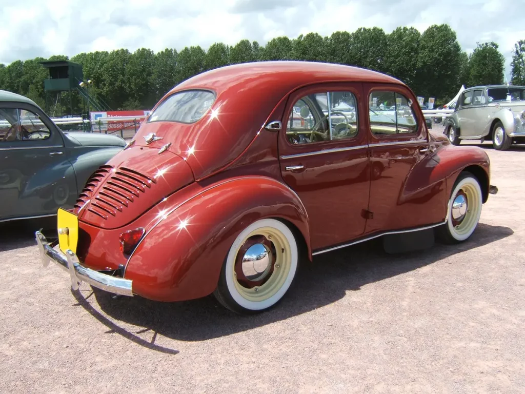 Vue arrière d'une Renault 4cv rouge bordeaux