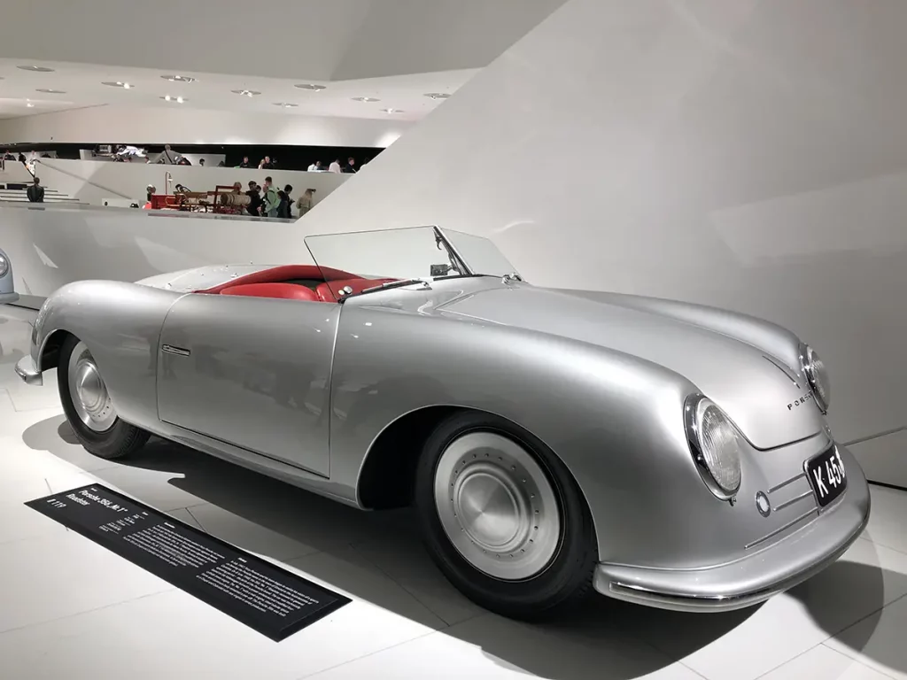 Photo d'une Porsche 356 n°1 Roadster au musée de Stuttgart