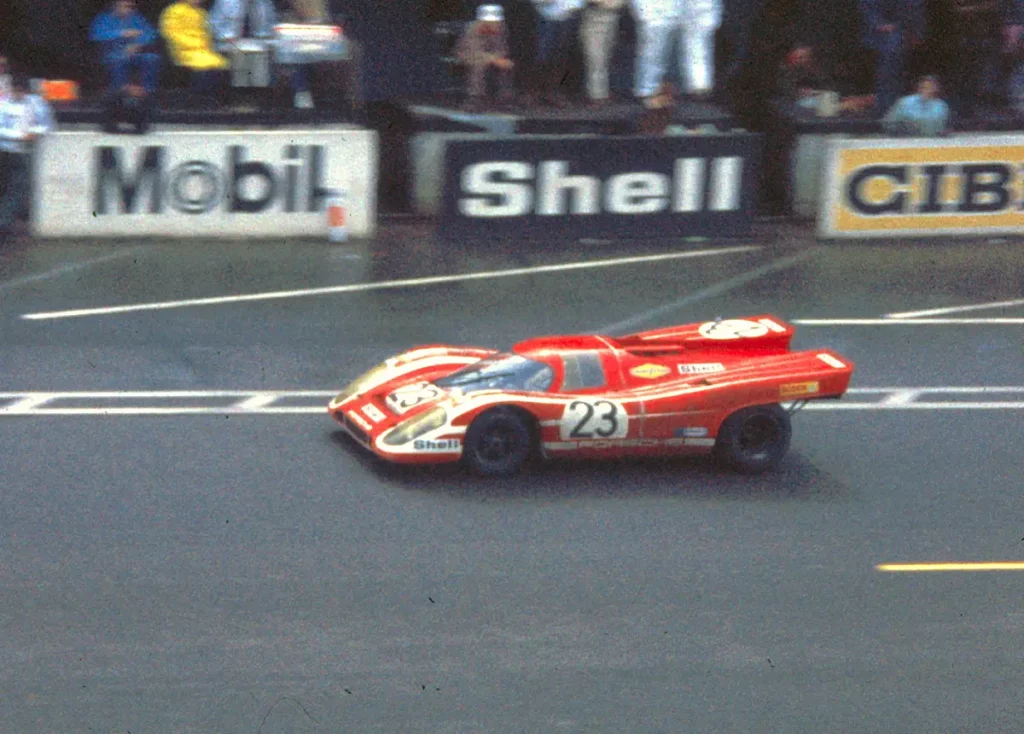 Photo de la Porsche 917 K rouge n°23 vainqueur au 24h du Mans 1970