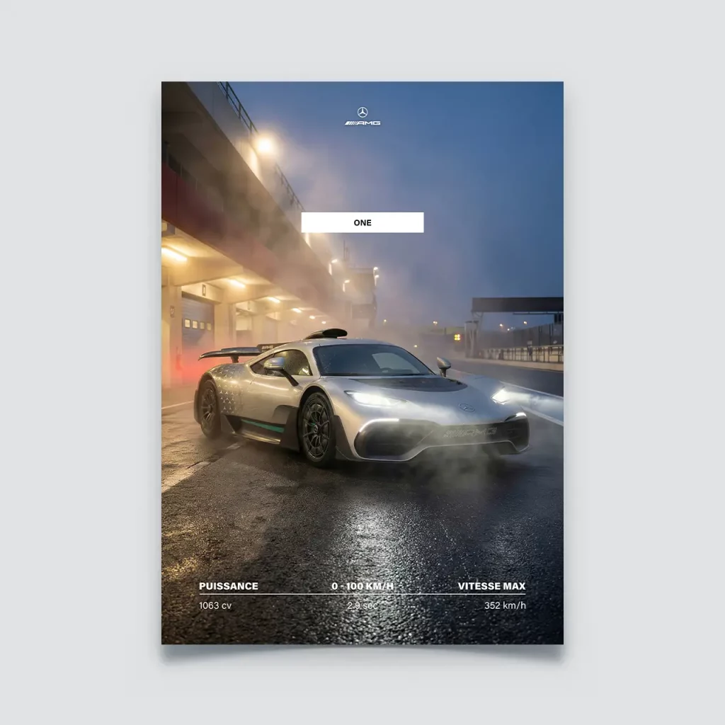 Poster Mercedes-AMG One argentée sur circuit détrempé sortie de stand avec vapeur.