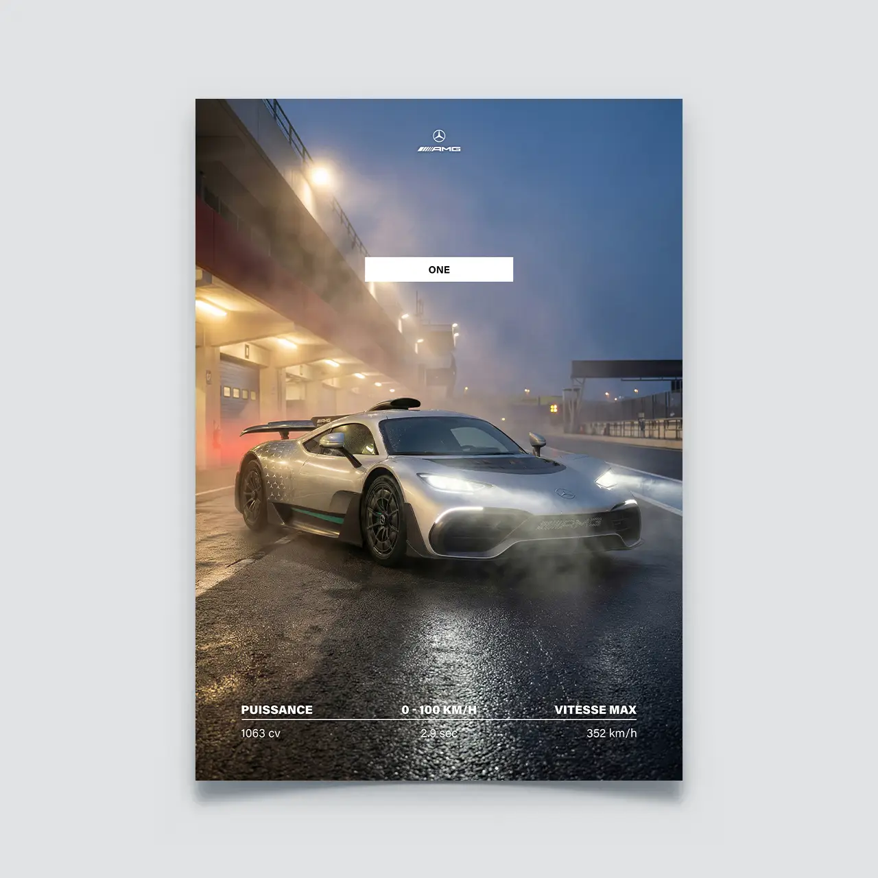 Poster Mercedes-AMG One argentée sur circuit détrempé sortie de stand avec vapeur.