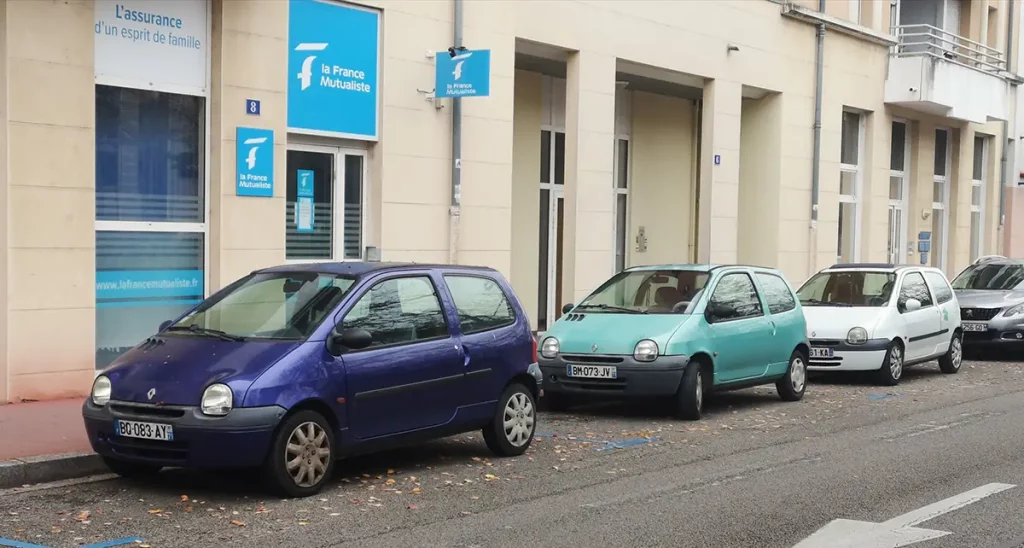 Photo de 3 Renault Twingo garées à la suite