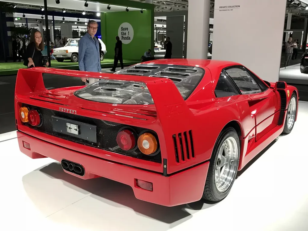 Photo d'une Ferrari F40, vue arrière, dans un salon automobile