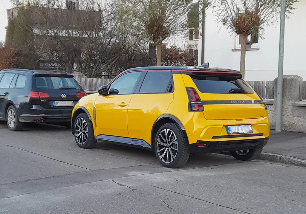 Photo vue arrière d'une Renault 5 électrique e-tech