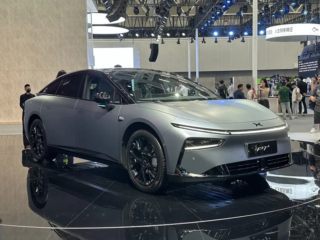 Photo de face de la Xpeng P7+, voiture électrique chinoise