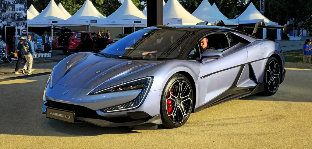 Photo de face de l'hypercar électrique chinoise YangWang U9