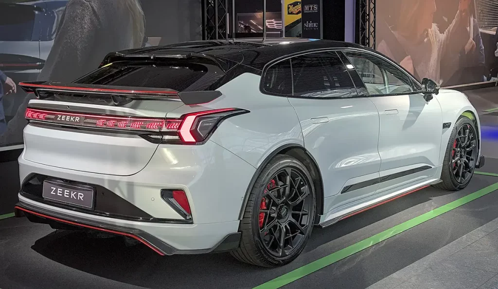 Photo vue arrière de la Zeekr 001 FR - Voiture du constructeur chinois Zeekr